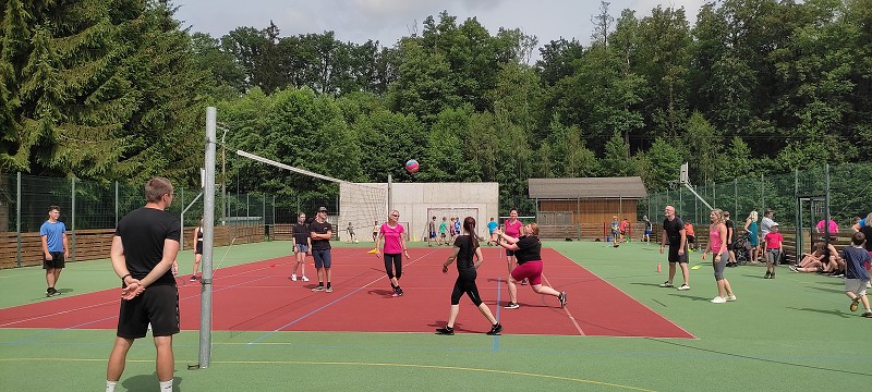 Přehazovaná žáků 9. roč. s učiteli (27.06.2024)